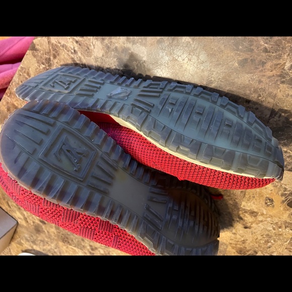 LOUIS VUITTON RED RUNNING SNEAKERS - Picture 6 of 10